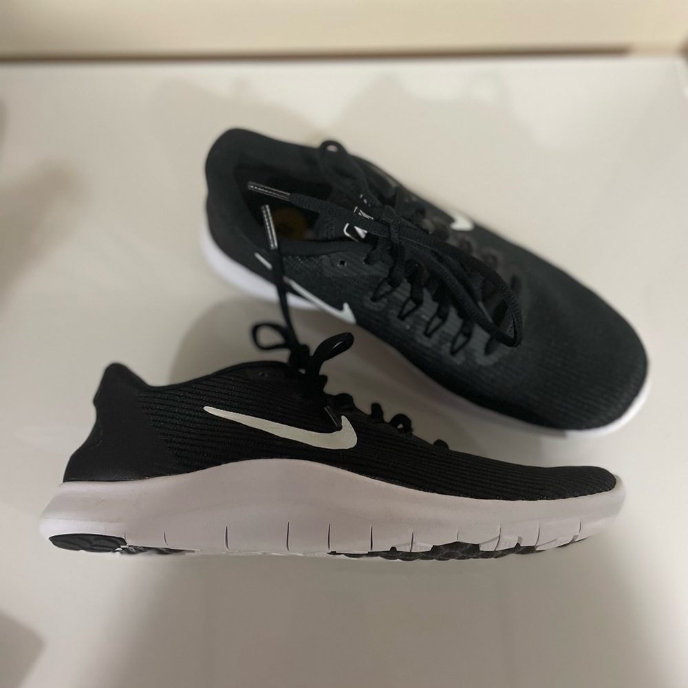 Women’s Nike Flex RN 2018 Black and White Sneakers BRAND NEW! NEVER WORN!